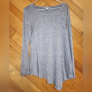 Green Envelope gray long sleeved asymmetric hem medium top